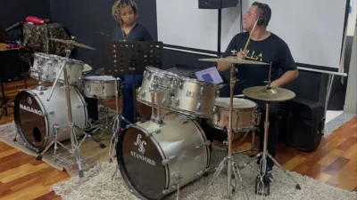Recital da Escola de Música da Prefeitura reúne alunos em apresentação de percussão