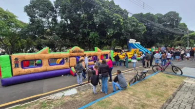 “Brincando na Praça” reúne crianças e famílias na Rua do Lazer