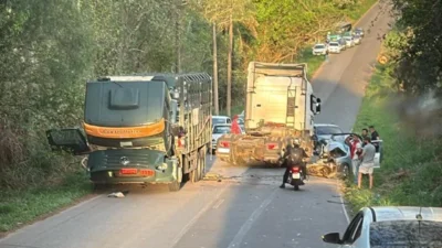 Montana bate na traseira de caminhão de gás e deixa trânsito comprometido em Cosmópolis