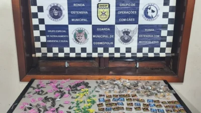 Drogas são encontradas escondidas atrás de peças de piso na Rua Valter Dester