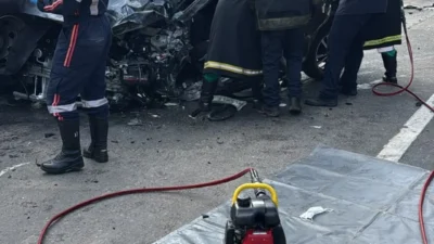 Colisão frontal entre carro e caminhão deixa uma pessoa morta na SP-133
