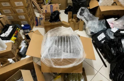 Mulher presa por fabricar cosméticos falsos em Campinas é levada para cadeia de Paulínia