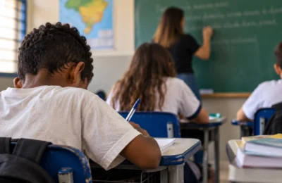Desigualdade educacional deixa alunos pobres até três anos e meio atrás dos mais ricos