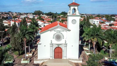 Padre Diego Fabian Humeniuk celebra missa de despedida na Matriz Santa Gertrudes