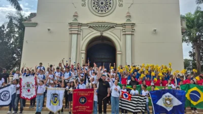 Fanfarras escolares celebram Independência nas ruas de Cosmópolis