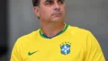 Flávio Bolsonaro deixa o Brasil rumo aos EUA após decisão do STF