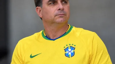 Flávio Bolsonaro deixa o Brasil rumo aos EUA após decisão do STF