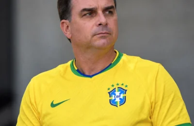 Flávio Bolsonaro deixa o Brasil rumo aos EUA após decisão do STF