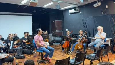 Estudantes de música participam de aula especial com o violoncelista Roberto Ring